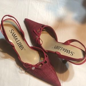 Sam & Libby slip on pumps in dark pink straw